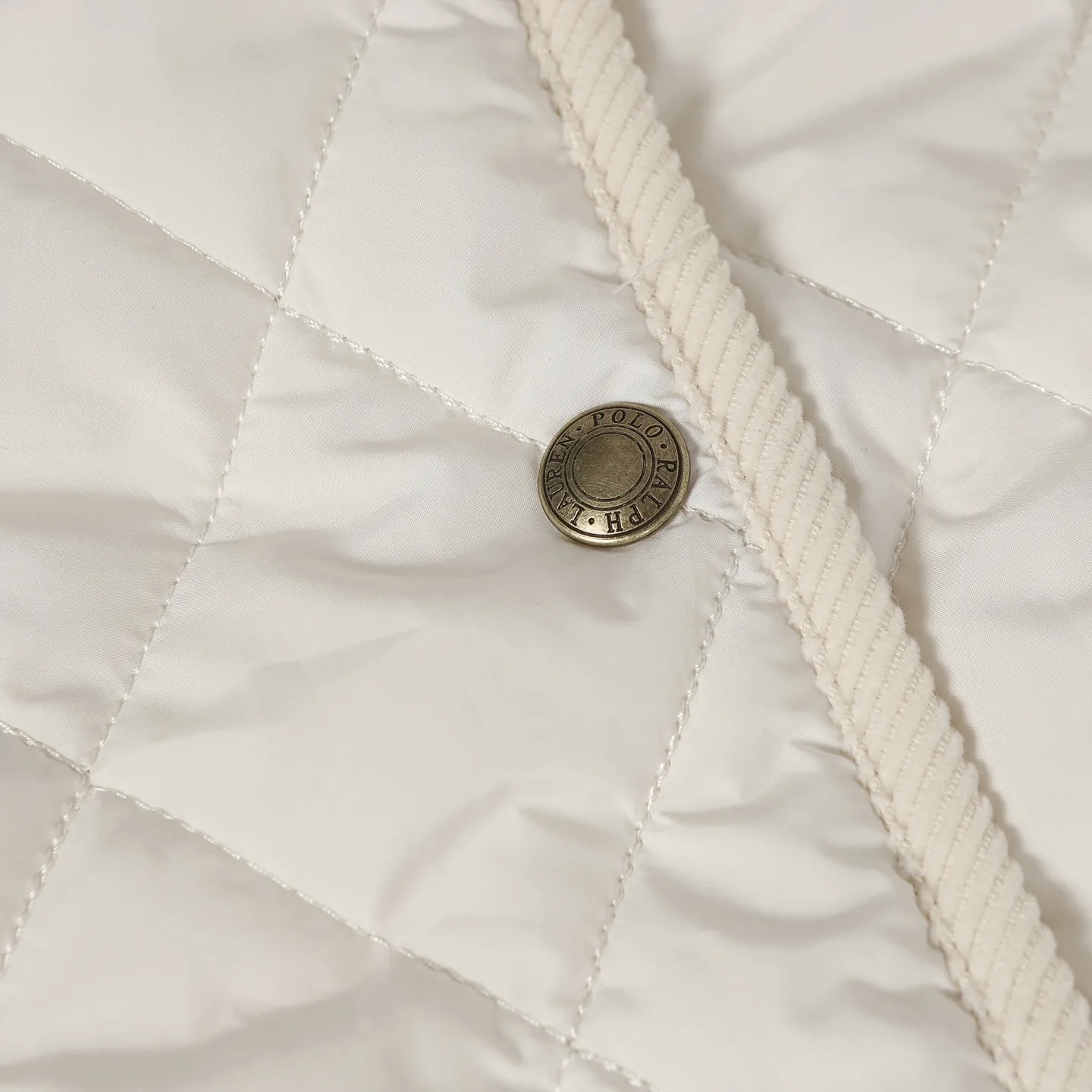 P530 High-quality women's style] RL Ralph Lauren's new diamond-shaped cotton jacket. The face is filled with imitation feather cotton. Three-in-one diamond-shaped quilted embroidery. Soft and comfortable. Warm and comfortable. Corduroy strips run through the whole body. No knots and no overlap. Artificial curling. Fine workmanship. Does not look bloated. The upper body is light and not bloated. Soft and comfortable. Highly recommended. Size: S M L